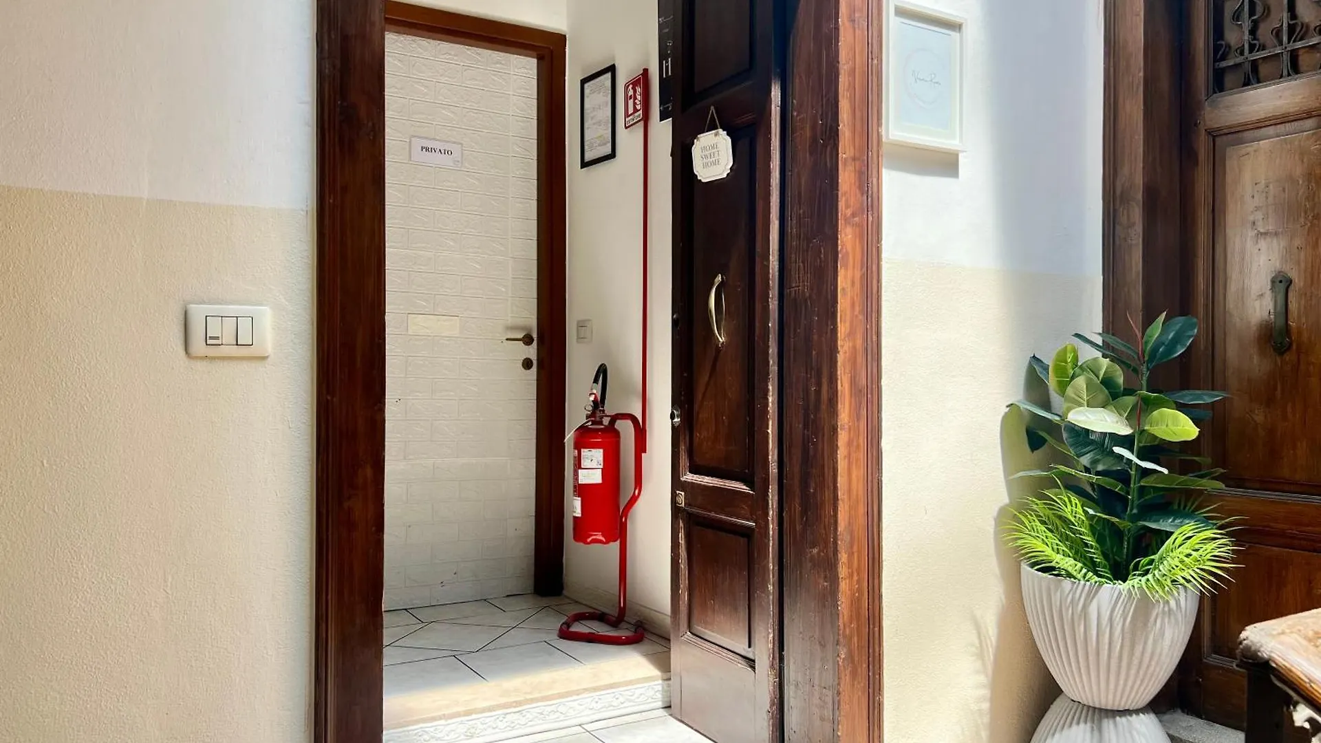 Verona Rooms 2*,