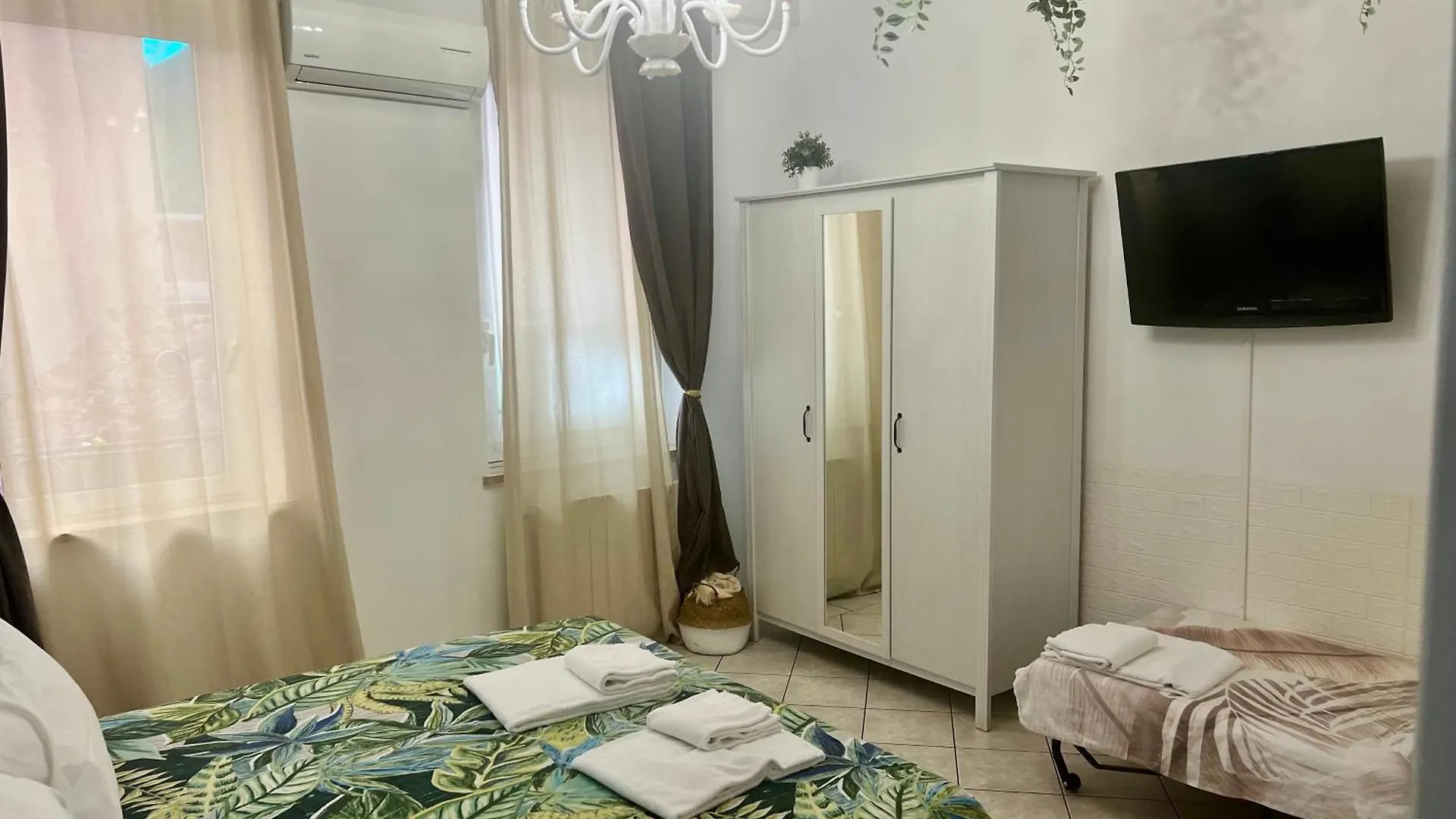 Verona Rooms 2*,  Italy