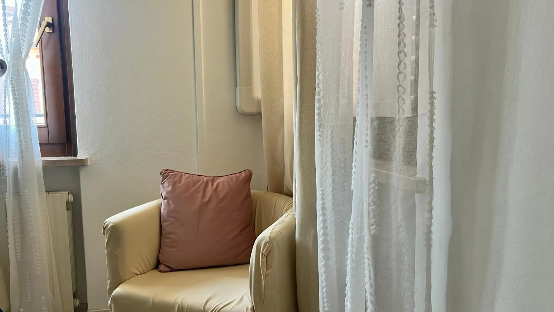 Verona Rooms 2*,
